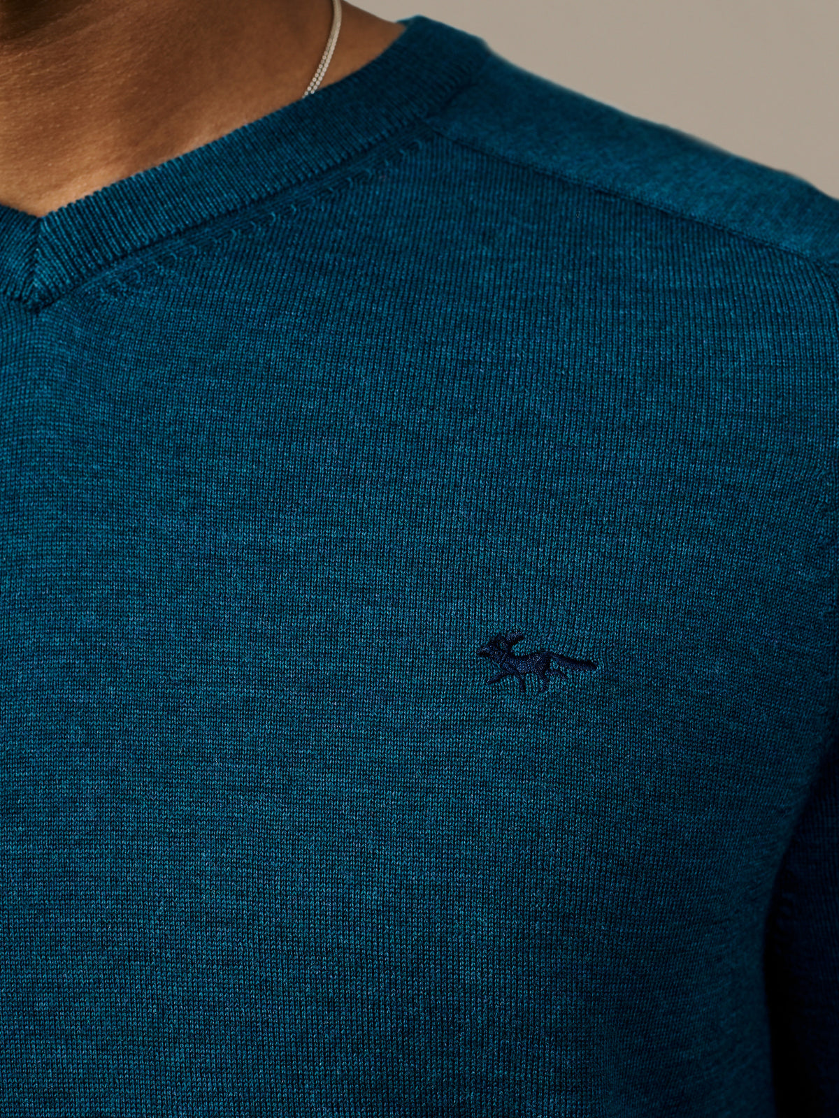 Aubin Peacock Burnham Extra Fine Merino V Neck Jumper | V-Neck